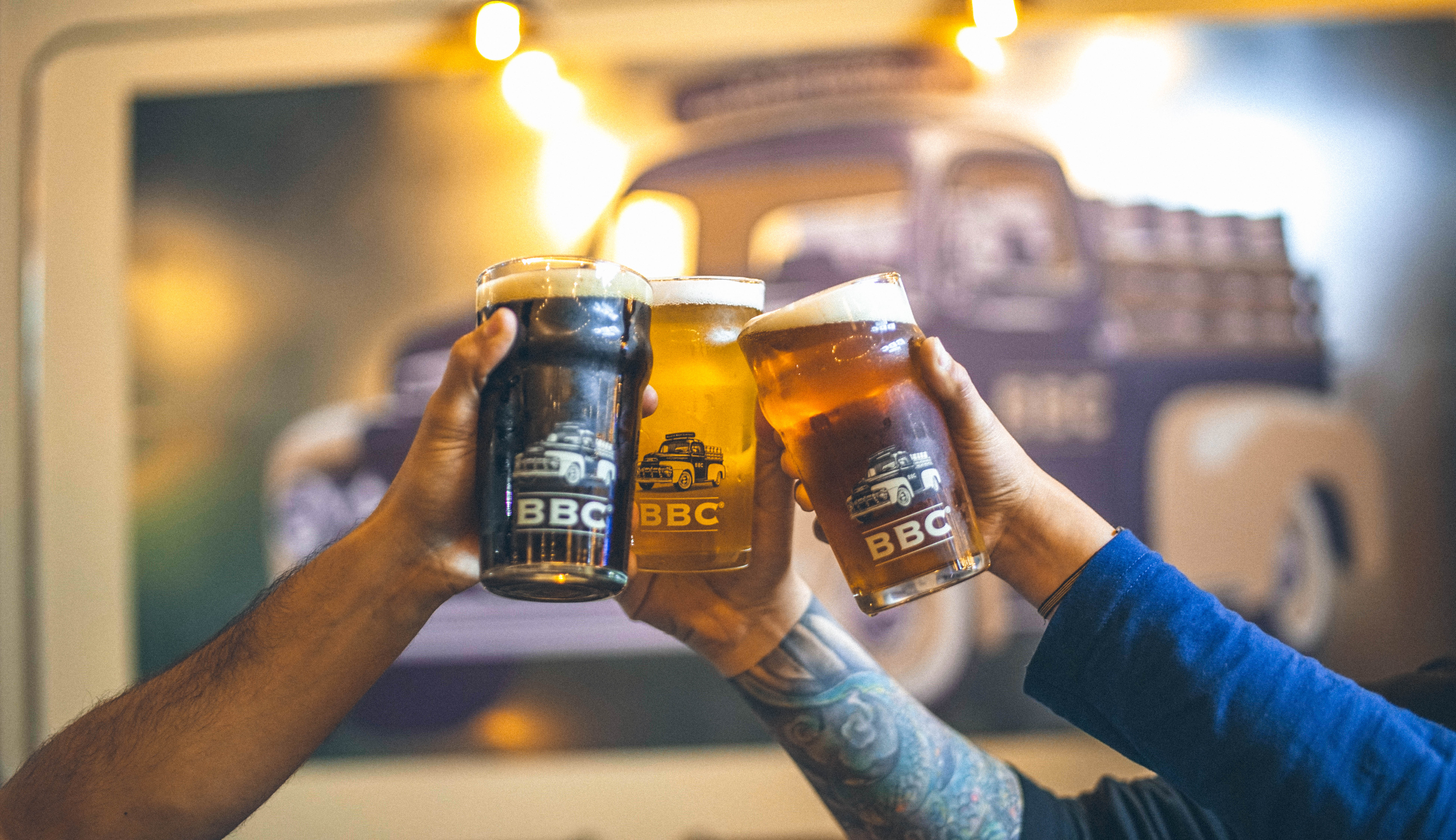 Grupo de amigos haciendo un brindis con cerveza artesanal BBC